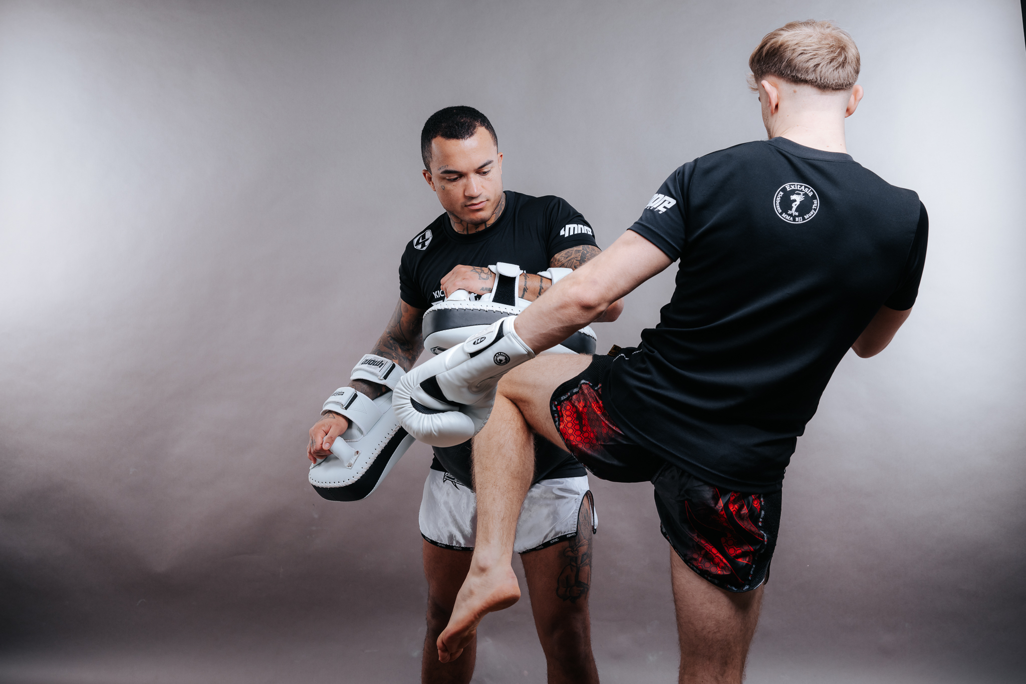 Marlon Tröscher beim Pad-Training mit einem Schüler &mdash; Knietechnik aus dem Clinch