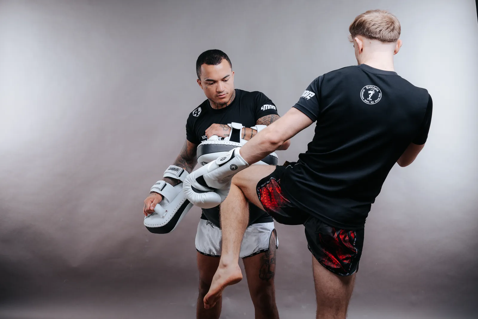 Marlon Tröscher beim Pad-Training mit einem Schüler &mdash; Knietechnik aus dem Clinch
